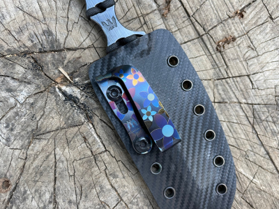 Mummert Knives Slotted Ti Clip, Mummert Mamba, Titan Clip Schlangenhaut, Titanium Pocket Clip Engraved, Kydex Custom Clip, Messerclip Titan strukturiert, Com2you-biwak, Marc Mummert Hardware, Taktischer Taschenclip, Kydex Zubehör