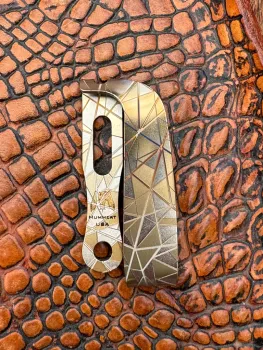 Mummert Knives Slotted Ti Clip, Mummert Bright Shatter, Titan Clip Splitter, Titanium Pocket Clip Engraved, Kydex Custom Clip, Messerclip Titan strukturiert, Com2you-biwak, Marc Mummert Hardware, Taktischer Taschenclip, Kydex Zubehör