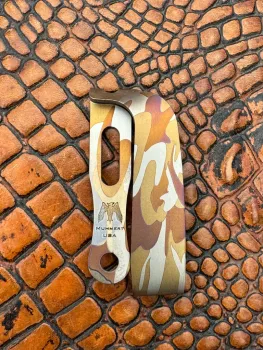 Mummert Knives Slotted Ti Clip, Mummert Desert Camo, Titan Clip Tarnmuster, Titanium Pocket Clip Engraved, Kydex Custom Clip, Messerclip Titan Camouflage, Com2you-biwak, Marc Mummert Hardware, Taktischer Taschenclip, Kydex Zubehör