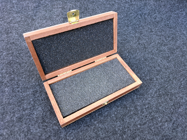 Holzschatulle für Taschenmesser, mit Schaumstoffeinlage