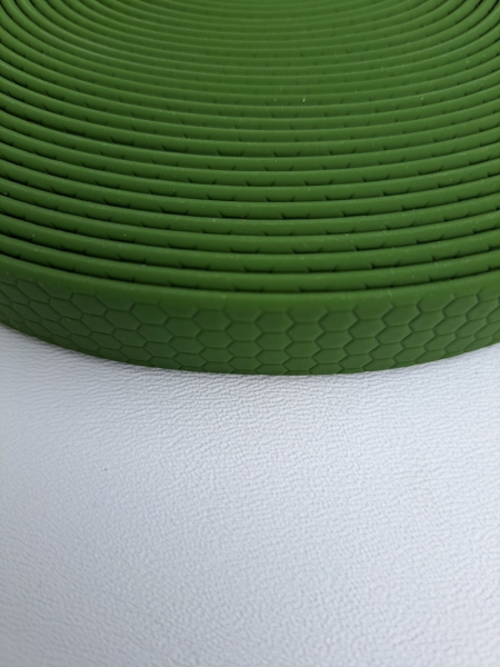 Biothane PVC-beschichtetes Gurtband HEXA 'Oliv' 20 mm Biothane PVC-beschichtetes Gurtband HEXA 'Oliv' 20 mm