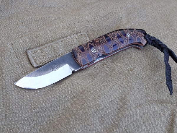 Citadel Saigon – Banksia Zapfen & Violettes Kunstharz