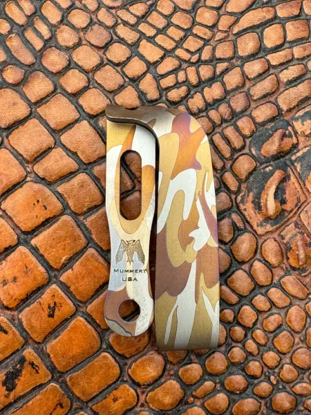 Mummert Knives Slotted Ti Clip, Mummert Desert Camo, Titan Clip Tarnmuster, Titanium Pocket Clip Engraved, Kydex Custom Clip, Messerclip Titan Camouflage, Com2you-biwak, Marc Mummert Hardware, Taktischer Taschenclip, Kydex Zubehör