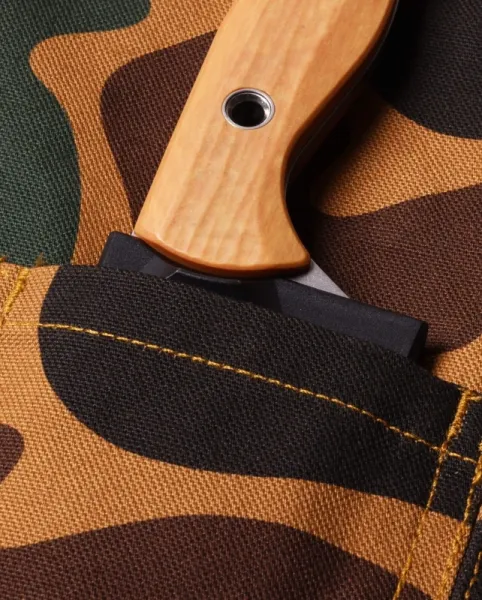 Grillschürze Canvas Camo, Canvas Grillschürze 50175-01, Outdoor Kochschürze, Camouflage Schürze Grillen, robuste Werkstattschürze, Bushcraft Grillschürze, Grillschürze mit Taschen