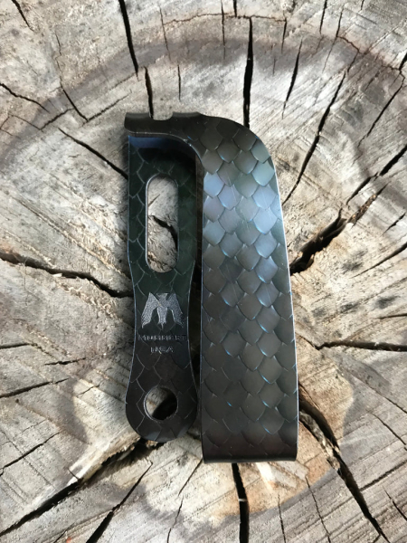 Mummert Knives Slotted Ti Clip, Mummert Mamba, Titan Clip Schlangenhaut, Titanium Pocket Clip Engraved, Kydex Custom Clip, Messerclip Titan strukturiert, Com2you-biwak, Marc Mummert Hardware, Taktischer Taschenclip, Kydex Zubehör