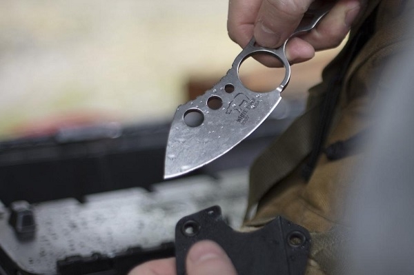 White River Knucklehead I Chisel Grind A tough, lightweight every day carry knife. Strong enough for most tasks, but discreet and easy to conceal. Features a chisel ground, hand sharpened, leather honed blade. Stone washed, textured finish steel. Easy to