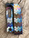 Mummert Knives Slotted Ti Clip, Mummert Dragon Scale, Titan Clip Drachenschuppen, Titanium Pocket Clip Engraved, Kydex Custom Clip, Messerclip Titan strukturiert, Com2you-biwak, Marc Mummert Hardware, Taktischer Taschenclip, Kydex Zubehör