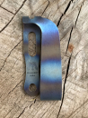 Mummert Knives Slotted Ti Clip, Mummert Flame Anodized, Titan Clip geflammt, Titanium Pocket Clip Anodized, Kydex Custom Clip, Messerclip Titan bunt, Com2you-biwak, Marc Mummert Hardware, Taktischer Taschenclip, Kydex Zubehör